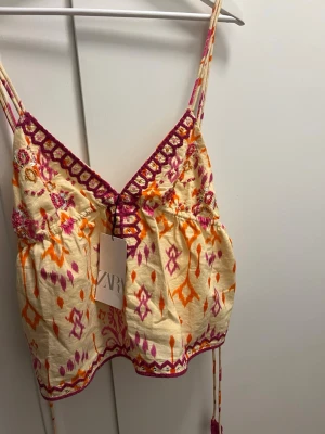Zara topp - Underbar Zara topp med många detaljer 🧡🩷slutsåld!!