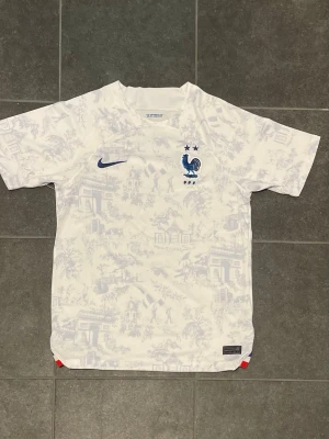 Frankrike Nike fotbollströja vit - Sjukt snygg Frankrike 🇫🇷 fotbolls tröja med en massa detaljer över hela tröjan.   Storlek : S                                                    Skick:8/10