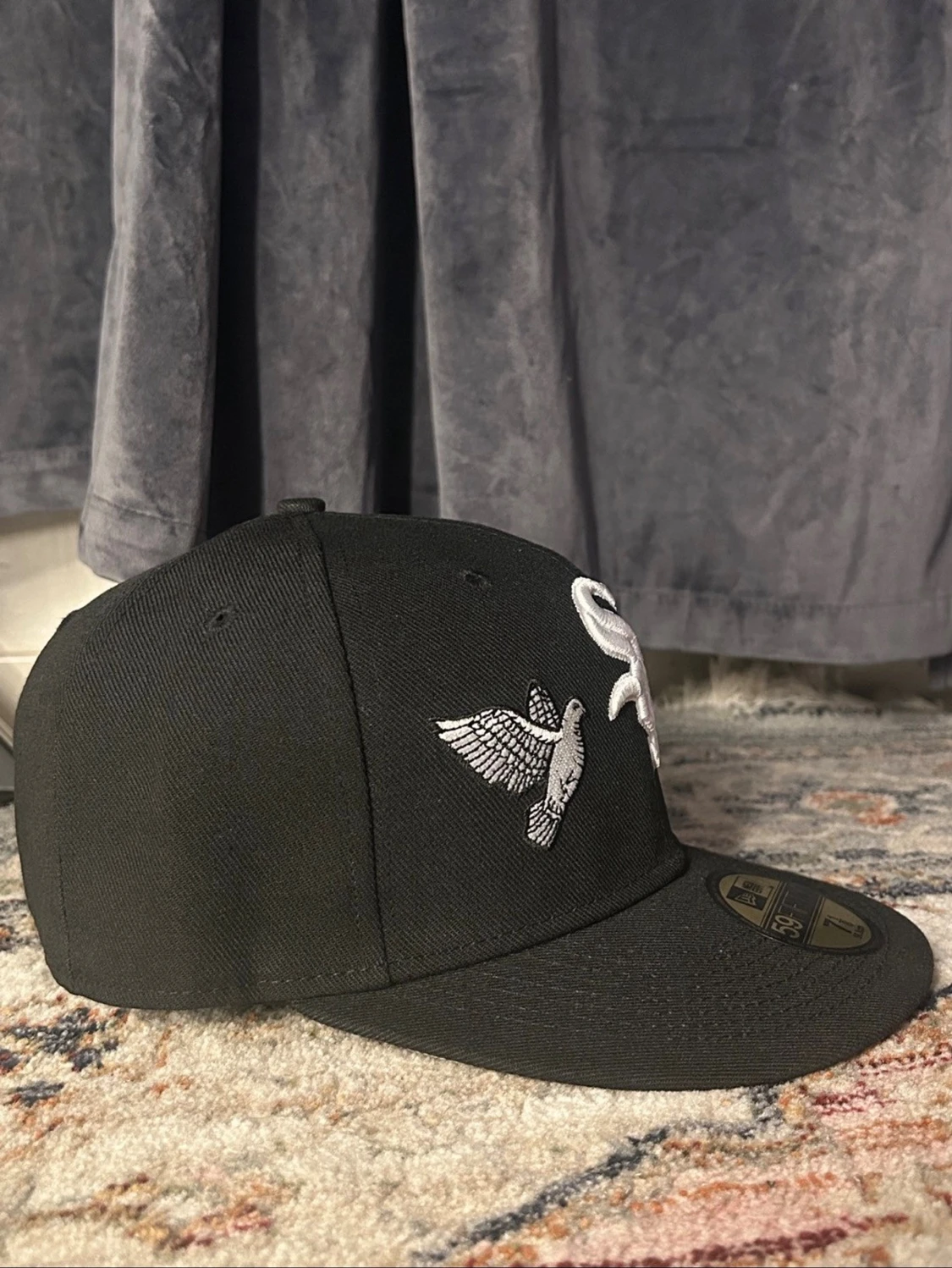 Svart New Era keps med brodyr - 1