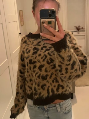 Leopardmönstrad tröja  - Cool stickad tröja med leopardmönster i beige och svart. Materialet är fluffigt och mjukt. Använd ytterst sällan så är i jättebra skick. Är i storlek xs , priset kan diskuteras vid snabb affär!🩷🩷