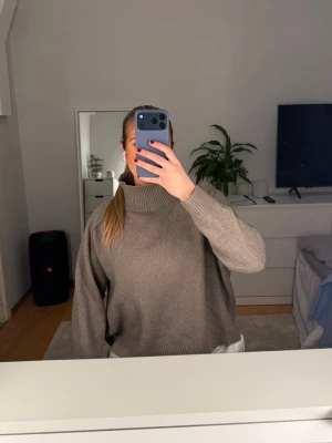 Polotröja  - Polotröja från h&m, knappt använd så i fint skick. Storlek xxl men absolut inte så stor, skulle säga M/L.