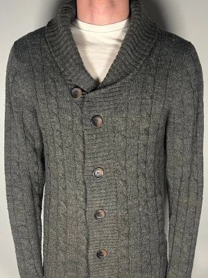 Stickad cardigan - Säljer en riktigt snygg och trendig stickad cardigan i fint skick, storlek S, vid frågor är det bara att skriva //Gramenti