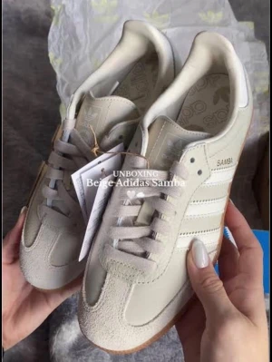  Adidas Samba sneakers - Stilrena Adidas Samba sneakers i beige i storlek 42. Säljer då dom en passar mig. Ändade använda en gång. Pris kan diskuteras💕✨