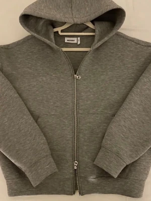Snygg grå zip up hoodie - Säljer denna ascoola zip up hoodien med två dragkedjor från Weekday. Storlek XS men passar som S då den är oversized, knappt använd. Hör gärna av er om ni har frågor, pris kan diskuteras:) 