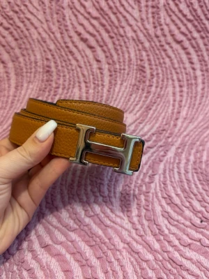 Brunt  skärp  - Skärpet är gjort i äkta skinn och har en stilren design som passar till många outfits. Perfekt accessoar för att lyfta din look.