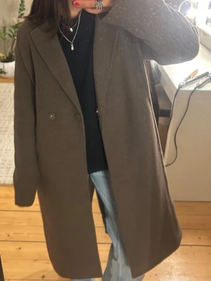 Brun kappa - Brun kappa från hm. Knappt använd så i fint skick. Nypris 600kr