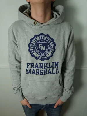FRANKLIN & MARSHALL HOODIE - Fet hoodie från Franklin Marshall | Skick: 8/10 | Strl: M | Modellen är 182 cm | Hör av dig om du undrar någonting!