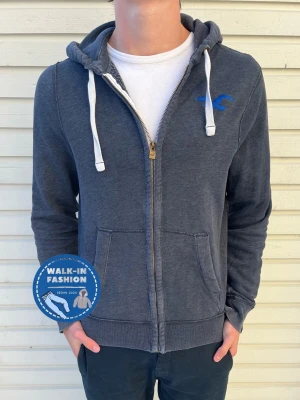 Hollister ziphoodie - Tja! Säljer nu denna sjukt snygga Hollister ziphoodie. Skick 8.5/10 riktigt bra utan större defekter. Modellen är 185 men passar allt mellan 177-187 som bäst. Hör av er vid funderingar!