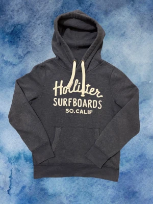 Vintage Hollister Hoodie - Vintage och sällsynt Mörkblå Hoodie från Hollister  | Storlek M |Går ner i pris vid snabbt köp! | Är 175, väger 68kg men denna är lite stor på mig, (passar dig 180-185) | Längd ≈67cm, Bredd armhåla - armhåla ≈55cm |Hör av vid ytterligare frågor!!!