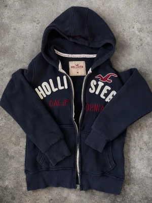 Sjukt snygg fodrad hollister zip up hoddie - Tja säljer denna feta zip up hoddien från hollister. Den är fodrar så man håller sig varm i kallare perioder, pris kan diskuteras! Den är i väldigt fint skick.
