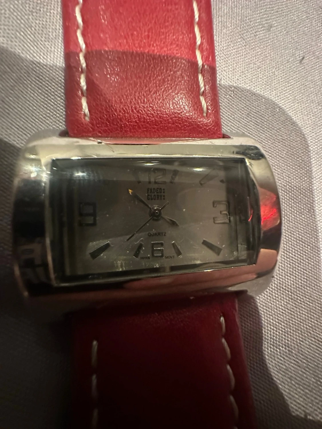 Röd klocka från Faded Glory