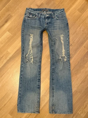 Vintage jeans - Säljer mina favvojeans💕 Ser ut som true religion men är från YouniQue. Utsvängda med slitningar. Står Size5 i lappen