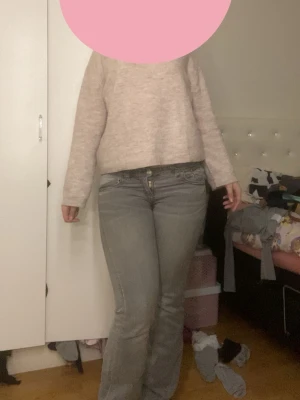 Low waist jeans - Storlek 164 tall motsvarar xs/S. Flare och har stängbara fickor. Skriv ifall du har frågor