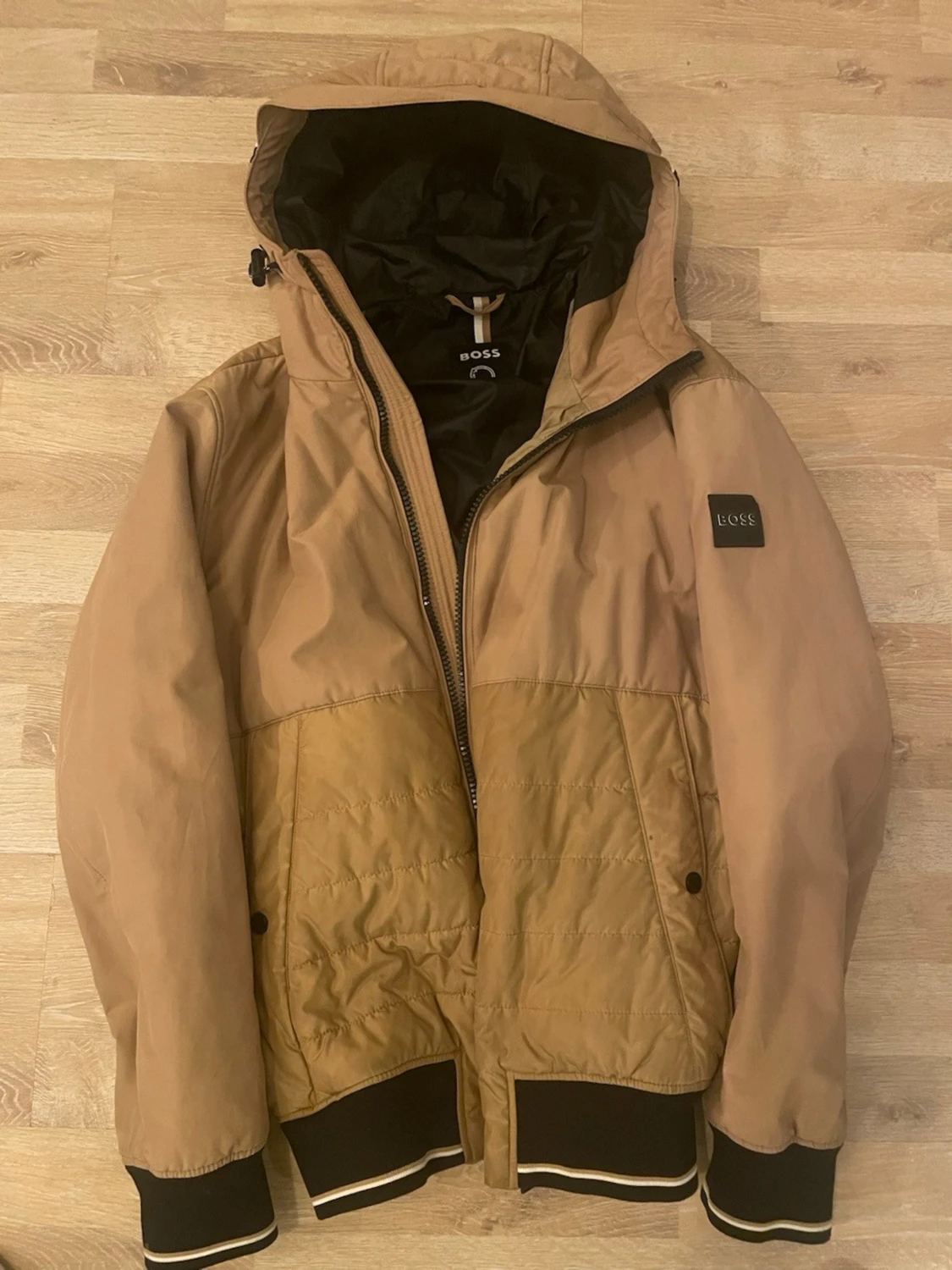 Beige pufferjacka från BOSS med luva