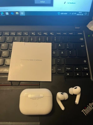 Airpods pro  - Säljer ett par Airpods pro Gen2 (2022) box och laddare medföljer. Kopplas direkt till mobilen/Apple ID väldigt smidiga att ta med och passar perfekt för vardaglig användning. Pris kan diskuteras ✅