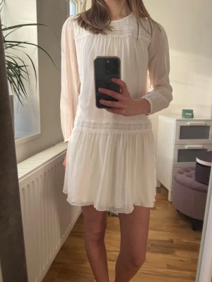 Chloé 100% siden klänning  - Jätte fin klänning från Chloé. Den är i 100% siden och nypris är 7000kr🩷