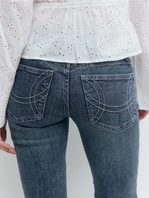 Lågmidjade jeans från Gina Tricot - Använda jeans från Gina, i fint skick! Stl. 38. Säljer för dem är lite för korta för mig :)