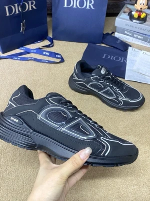 Svarta Dior sneakers med vita detaljer - Snygga svarta Dior sneakers med vita kontrastsömmar och stora CD-loggor på sidan. Se till att köpa era Dior skor till sommaren redan nu. Sko box, skosnören, dust ag och papper förekommer!