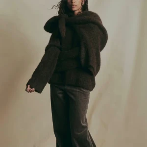 Brun stickad tröja - Mysig brun tröja i fluffigt, långhårigt material. Tröjan har rund halsringning och långa ärmar med avslappnad passform. Perfekt för lager-på-lager och ger en cool, trendig look.