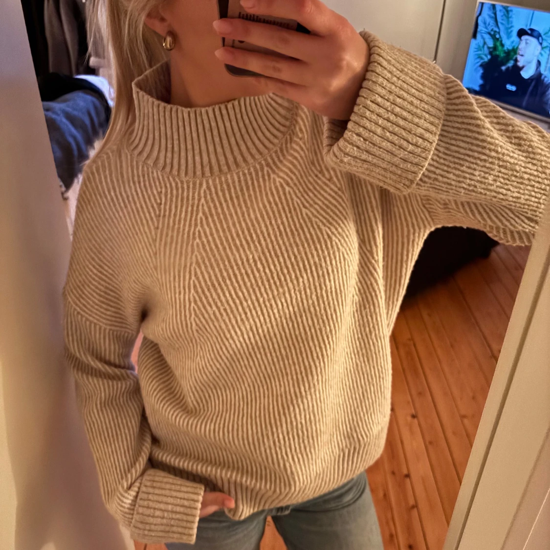 Beige ribbstickad polotröja