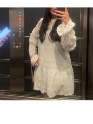 Vit blommig kortklänning med volang - Min fina studentklänning som jag har lyckat hålla ren å i fint skick. 