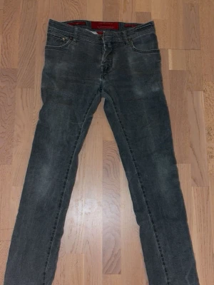 Jacob Cohen jeans - Snygga jc jeans i en riktigt snygg grågrön färg! Storlek 31 modell 622 C