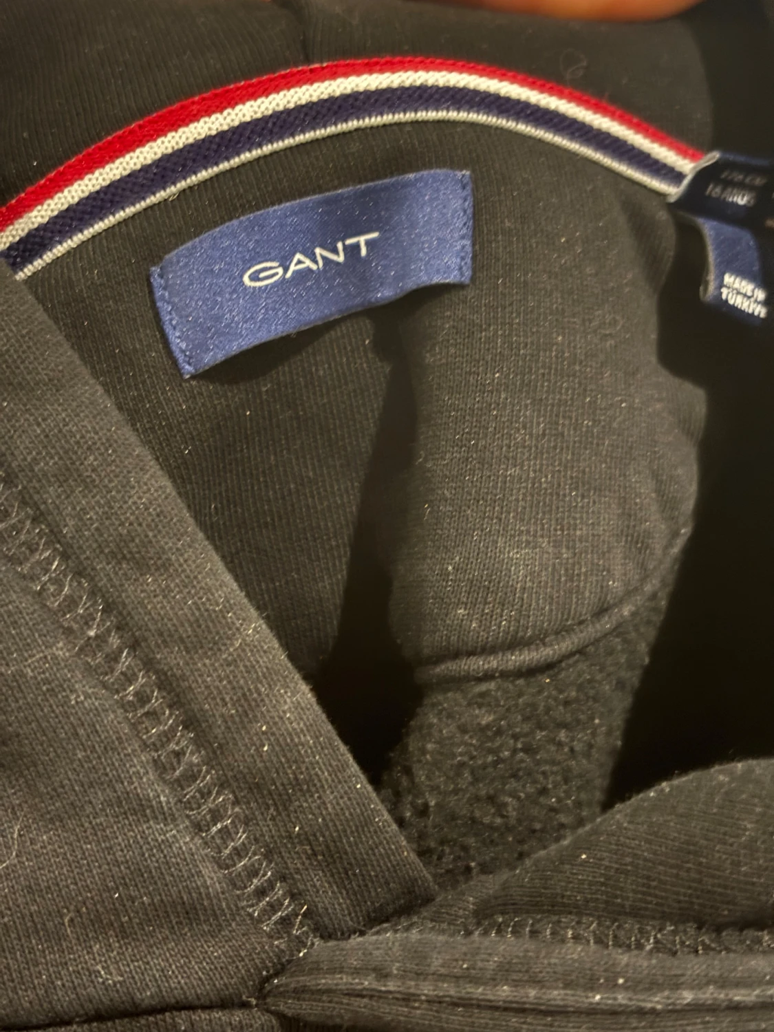 Svart hoodie från GANT med logga - 1