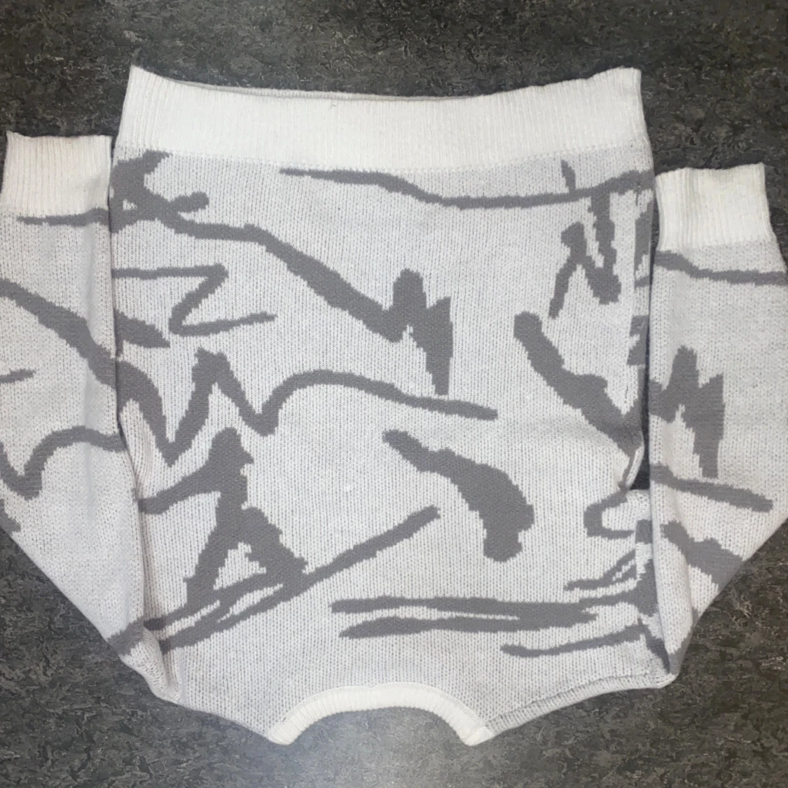 Vit och grå stickad tröja med mönster - 4