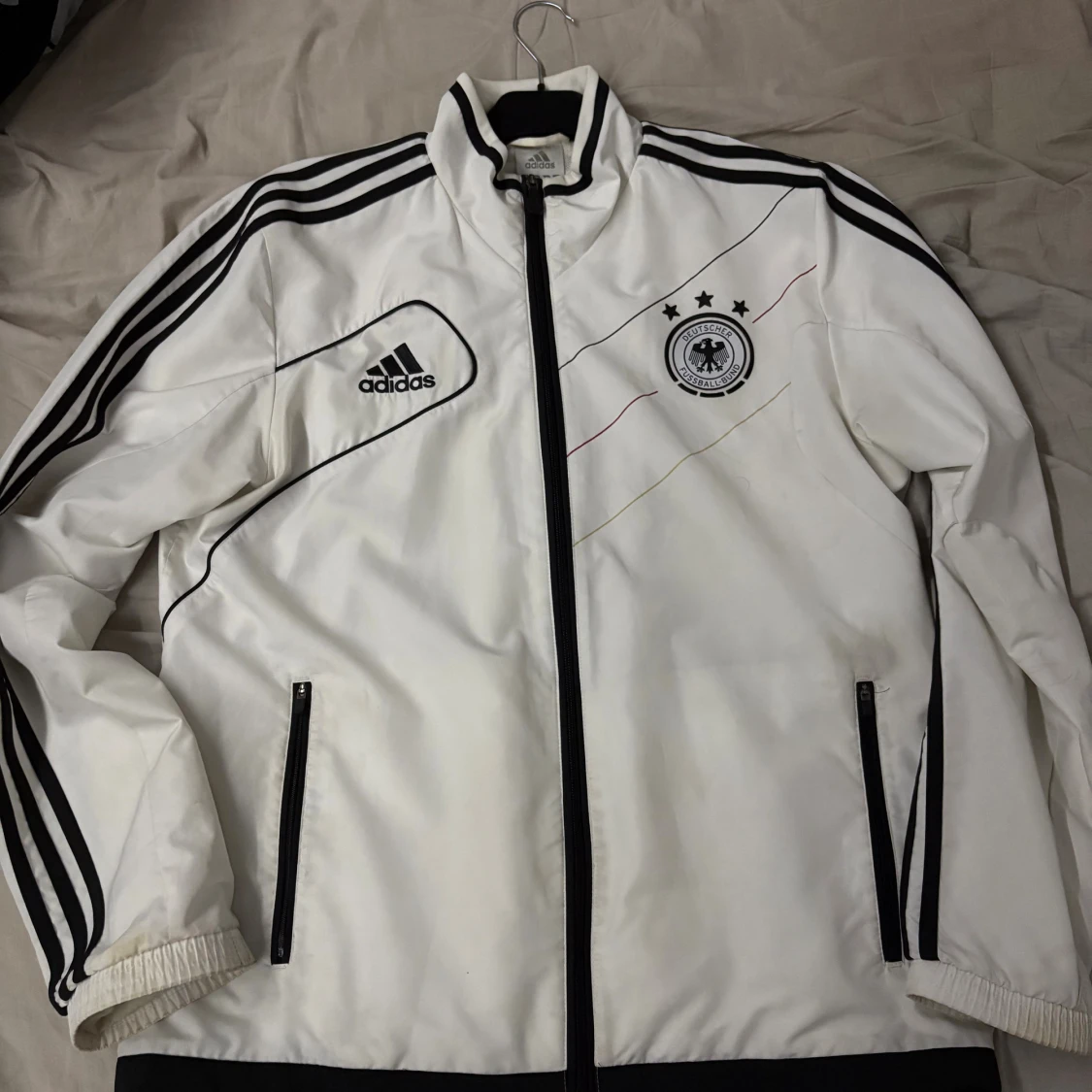 Vit Adidas vindjacka Tyskland herr