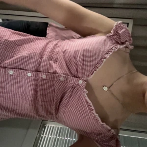 Gullig topp - Säljer en gullig topp från brandy Melville ❣️ignorera att jag inte har smink hahah
