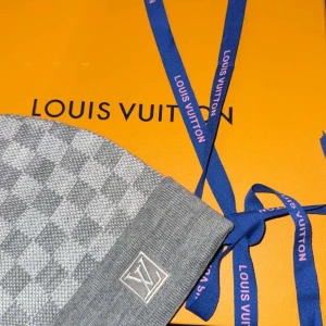 Grå rutig mössa  - Snygg grå/rutig mössa. Helt oanvänd med tagen kvar. Endast påse medföljer inte box. Pris kan diskuteras vid snabb affär!