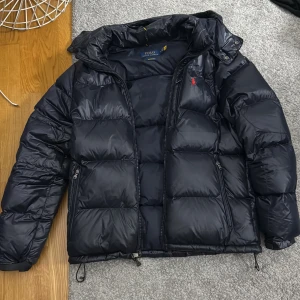 Ralph lauren vinterjacka - Säljer nu min ralph lauren jacka. Den är marinblå och glansig. Den är i väldigt bra skick och är 100% äkta✅. Den är i storlek M sitter true to size. Vid frågor och funderingar är det bara att skriva, kan gå ner i pris vid snabbaffär