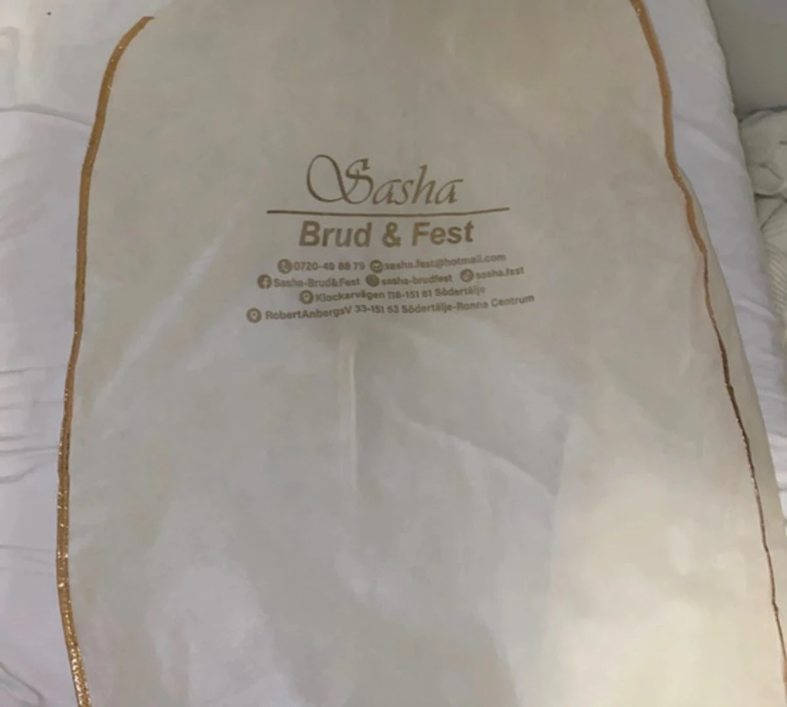 Champagnefärgad långklänning med volymärm - 6