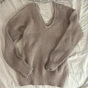 Beige stickad v-ringad tröja Shein XS - Säljer en beige stickad tröja från Shein i storlek XS. Tröjan har v-ringning, lång ärm och ribbade muddar. Den är gjord i 100% polyester.