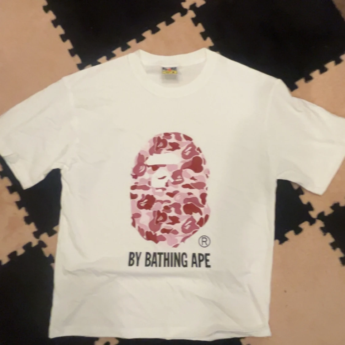 Vit BAPE t-shirt med rosa camo print