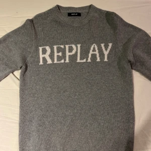 Replay stickad tröja - En riktigt fet replay tröja som ja säljer då den inte används. Använd 3 gånger. Inga fläckar eller hål så alltså är den som ny. Nypris ligger på 1699