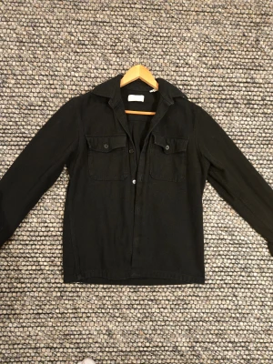 Svart overshirt från Jack & Jones - Svart overshirt från Jack & Jones Premium😁Långärmad och tillverkad i mjuk bomull🙌 Jättesnygg overshirt i bra kvalitet👍, fråga vid minsta fundering🤙