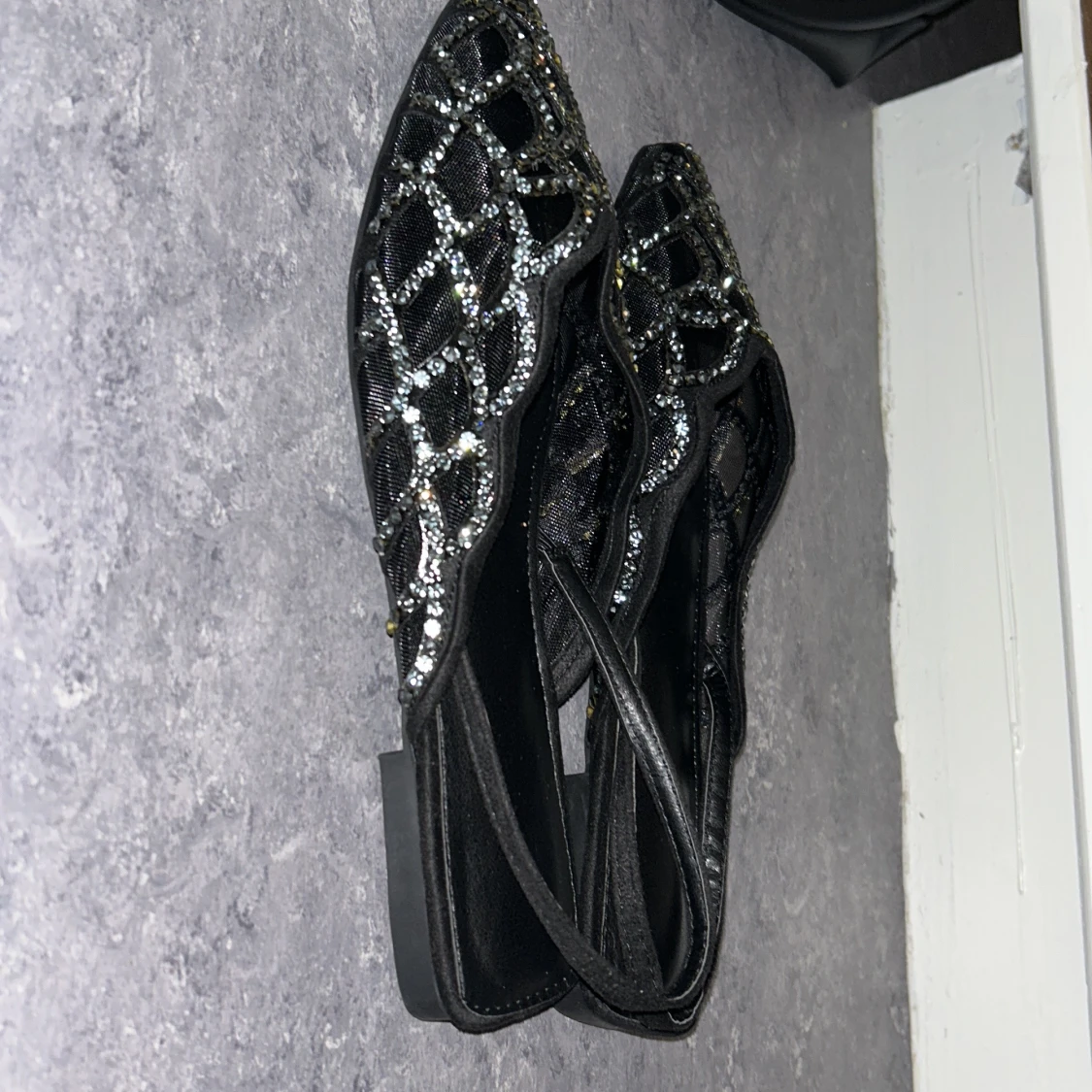 Svarta ballerinaskor med glittriga detaljer - 1