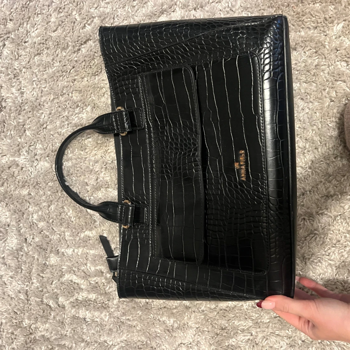 Svart handväska i croco-look från Anna Field