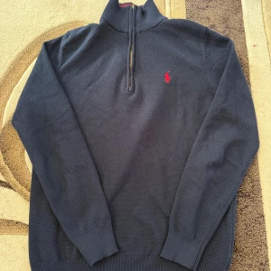 Ralph Lauren polo halv zip - Strl M, men sitter åt ganska mycket. Så passar dig som vanligtvis har S perfekt 