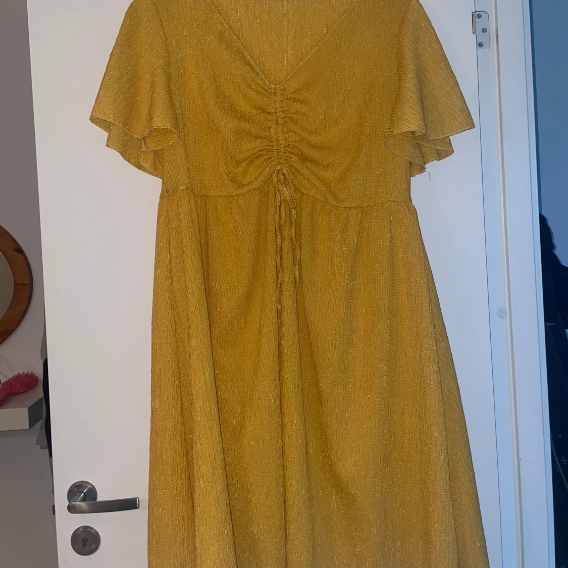 Gul kortklänning med snörning - 1