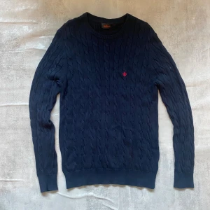 Mörkblå Kabelstickad tröja grå Morris  - Jag Säljer en fet tröja från Morris| skicket på tröjan är bra 8/10  | storlek L| ny pris 2000: mitt pris är 399 | skriv vid frågor och funderingar  