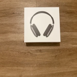 AirPods Max - Snygga Apple AirPods Max i Space Gray säljes med originalförpackning och skyddsfodral. Hörlurarna är i mycket gott skick utan synligt slitage. Fantastisk ljudkvalitet, aktiv brusreducering och bekväm passform. Perfekt för musik, film och samtal.