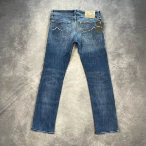 Jacob Cohën ”622 C” Jeans - Skick: 8/10, lätt använda, inga defekter. | Tillbehör: Bara byxorna. | Nypris: +- 7000 SEK | Mått: Ytterlängd: 95 cm. Midja: 41 cm.