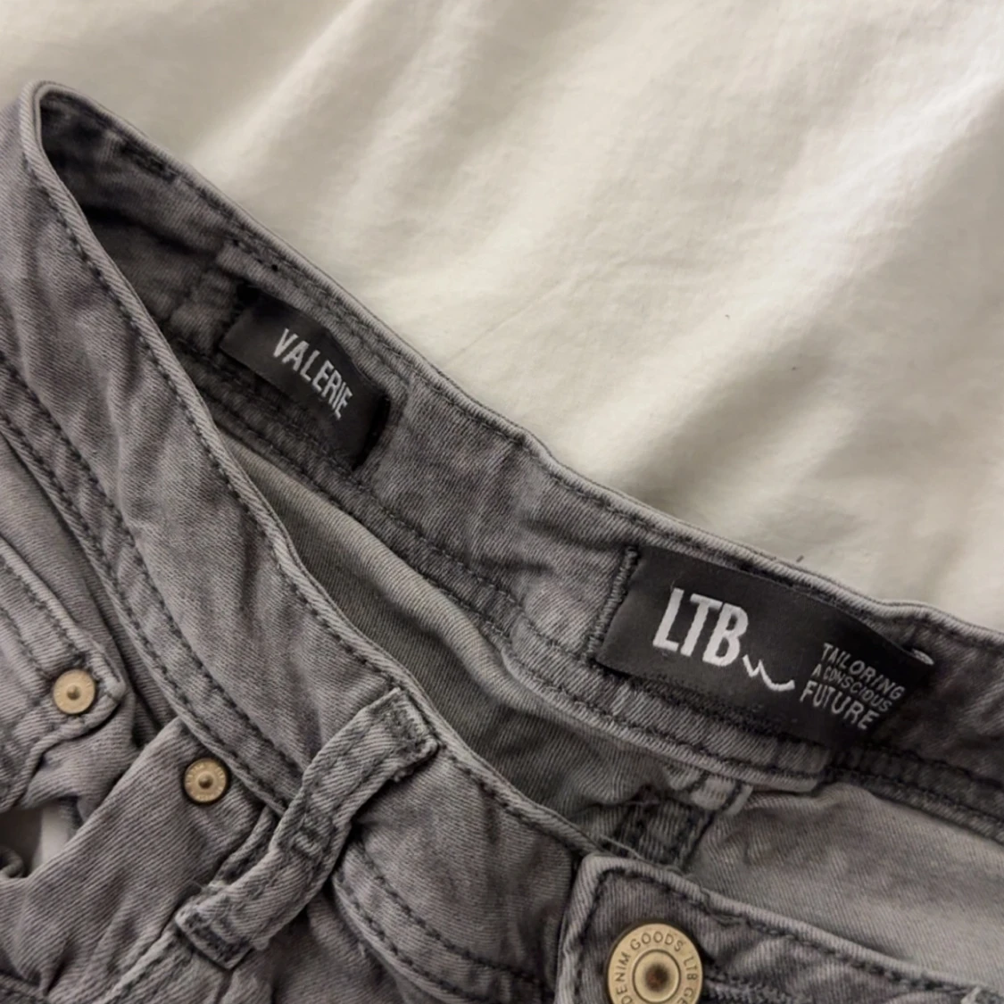 Grå jeans från LTB Valerie - 1