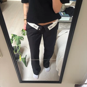 Svarta Dickies 874 Original Fit byxor - Säljer ett par svarta Dickies 874 Original Fit byxor med klassisk rak passform och låg midja. Byxorna har en stilren look och är tillverkade i slitstarkt material som passar perfekt till streetwear. Snygga detaljer och ikonisk Dickies-logga på insidan av midjan.