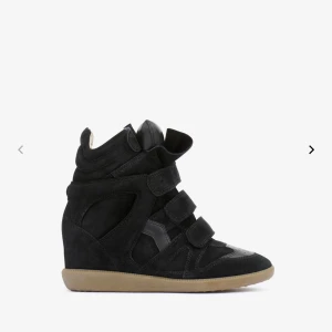 Söker - Snygga svarta sneakers med inbyggd kilklack och platt gummisula. Skorna har flera kardborreband och är tillverkade i mocka och skinn, vilket ger en cool och sportig vibe. Perfekta för dig som vill ha lite extra höjd utan att tumma på stilen.