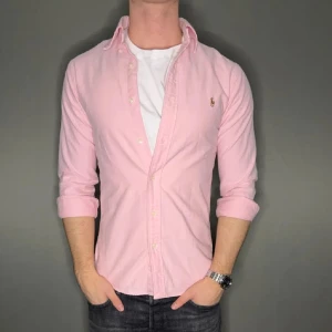  Ralph Lauren skjorta  - Snygg skjorta från Ralph Lauren med klassisk krage och knappar framtill. Skjortan har lång ärm och ikoniska broderade loggan på bröstet. Nypris 1600. Mitt pris 499