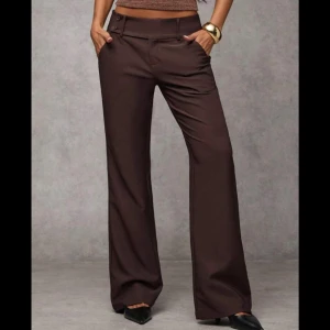 Bruna Lågmidjade kostymbyxor  - Bruna Lågmidjade kostymbyxor storlek L aldrig använda 