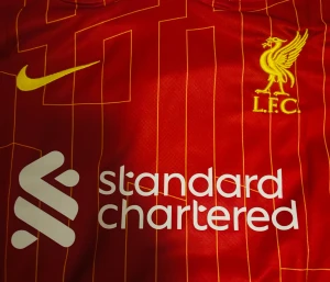 Liverpool Salah #11 matchtröja Nike - Liverpool FCs officiella matchtröja med M. Salah #11 på ryggen. Röd med gula och vita detaljer, tunna gula ränder och klubbmärke broderat på bröstet. Tillverkad i lätt och ventilerande polyester, kortärmad och med klassisk krage. EJ ORIGINAL!